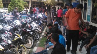 Masyarakat mengurus tilang di Polres Bogor, Cibinong (dok. KM)