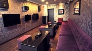 Ilustrasi tempat karaoke