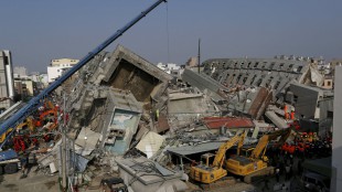 Tim penyelamat dengan alat-alat berat masih berupaya mencari korban yang terperangkap dalam reruntuhan gedung apartemen Wei-guan di Tainan, Taiwan (dok. Reuters)