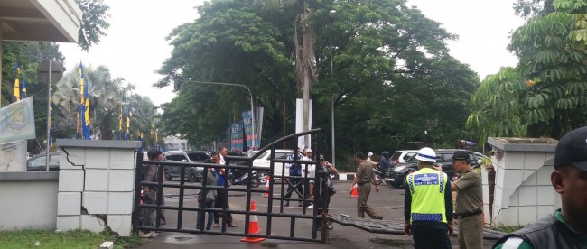 Kericuhan sat unjuk rasa mahasiswa berakibat runtuhnya pagar kantor Walikota Tangerang, Minggu 28/2 (dok. KM)