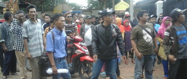 Nanang (kemeja biru) bersama warga demo TPA Galuga tuntut ganti rugi pencemaran (dok. KM)