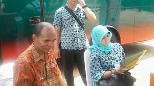 Panitia peresmian GOR Pakansari, Cibinong, menutup pintu bagi sebagian awak media untuk meliput acara tersebut, Rabu 16/3 (dok. KM)