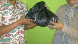 RW Saepul Rohman bagikan sembako kepada masyarakat kurang mampu, Rabu 16/3 (dok. KM)