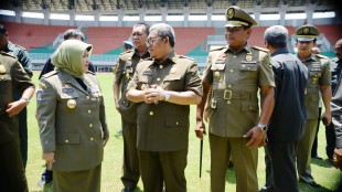 Gubernur Jawa Barat Ahmad Heryawan (Aher) beserta Wagub Jawa Barat Deddy Mizwar dan Bupati Bogor Nurhayanti meninjau kesiapan GOR Pakansari, Selasa 15/3 (dok. diskominfo)