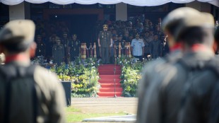 Gubernur Jawa Barat Ahmad Heryawan memimpin upacara pada peringatan HUT Satpol PP dan Satlinmas di Lapangan Tegar Beriman, Bogor Selasa 15/3 (dok. diskominfo)