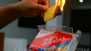Biskuit yang dengan mudah terbakar, diduga mengandung lilin (dok. KM)
