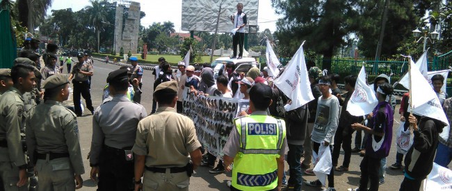 Unjuk rasa puluhan anggota AMBB di depan gedung DPRD Kabupaten Bogor, Senin 7/3 (dok. KM)