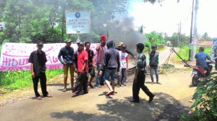 Sekelompok tukang ojek memblokir jalan menuju kampus IPB sebagai bentuk protes, Selasa 15/3 (dok. KM)
