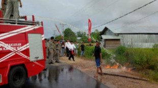 Pemadam Kebakaran memadamkan kebakaran di depan SPBU di Putussibau, Kalbar 29/2 (dok. KM)