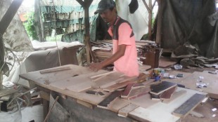 Wirausaha membuat furnitur dari limbah kayu di bilangan Bojonggede, Bogor (dok. KM)