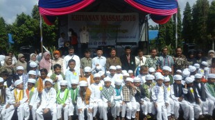 Khitanan massal yang diselenggarakan oleh SMAN 1 Jasinga, Kabupaten Bogor Sabtu 12/3 (dok. KM)
