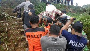 Masyarakat dan anggota tim SAR mengevakuasi jenazah korban tenggelam di Curug Cigamea, Bogor 27/3 (dok. KM)