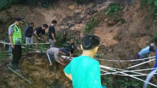 Bencana tanah longsor landa Desa Gunung Sari, Pamijahan Bogor, Sabtu 16/3 (dok. KM)