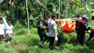 Tim dari kepolisian mengangkut jenazah lelaki tanpa identitas yang ditemukan warga di sungai Cianten, Leuwiliang Sabtu 12/3 (dok. KM)