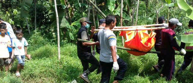 Tim dari kepolisian mengangkut jenazah lelaki tanpa identitas yang ditemukan warga di sungai Cianten, Leuwiliang Sabtu 12/3 (dok. KM)