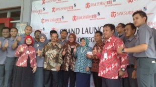 Bupati Bogor Nurhayanti (tengah) meresmikan BPRS Bank Tegar Beriman, Rabu 16/3 (dok. KM)
