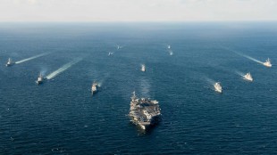 Kapal Angkatan Laut AS dan Korea Selatan melakukan operasi di lautan Pasifik, 24/3/2016 (US Navy/Reuters)