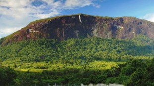 Bukit Kelam, Sintang, konon merupakan batu terbesar di dunia (dok. KM)