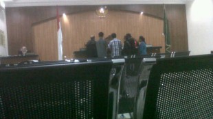 Camat Sukamakmur (tengah, baju bergaris) memberikan keterangan pada perkara di PN Cibinong, 5/4 (dok. KM)