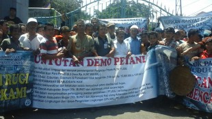 Ratusan petani ikan yang terkena dampak longsor akibat proyek PLTM PT. JDG berunjuk rasa di depan kantor bupati Bogor, Senin 18/4 (dok. KM)