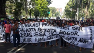 Unjuk rasa ratusan sopir angkot yang mengeluhkan turunnya pendapatan mereka setelah diterapkan SSA di kota Bogor, 27/4 (dok. KM)