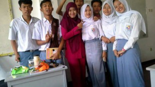 Ria Angelia bersama anak didiknya di SMK Citra Bangsa Kemang (dok. KM)