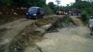 Kondisi kerusakan pada jalan raya Putat Nutug, Ciseeng, Bogor (dok. KM)