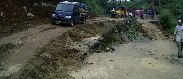 Kondisi kerusakan pada jalan raya Putat Nutug, Ciseeng, Bogor (dok. KM)