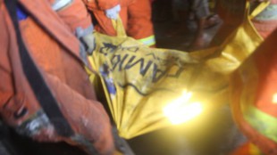 Jenazah korban kebakaran Poncol yang mengeluarkan cahaya ketika dievakuasi oleh Damkar (dok. KM)