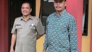 Kepsek MAN Cijeruk E. Supriyatman dan Kapolsek Cijeruk-Cigombong Kompol Suhartono memantau berjalannya UN di MAN Cijeruk, Senin 4/4 (dok. KM)