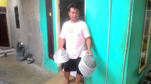 JUmhari, pengrajin serokan dari Tanah Sareal, Bogor, menunjukkan hasil kerajinannya (dok. KM)