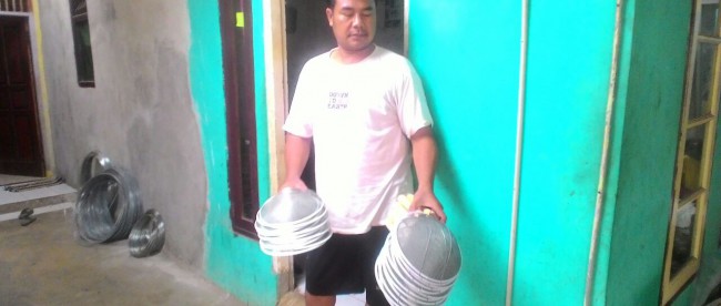 JUmhari, pengrajin serokan dari Tanah Sareal, Bogor, menunjukkan hasil kerajinannya (dok. KM)