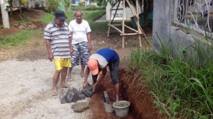Warga Desa Waringin Jaya, Bojonggede, adakan kerja bakti membuat selokan (dok. KM)