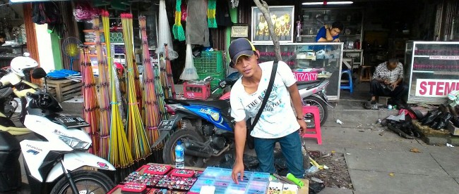 Salah satu pelabak batu akik di bilangan Stasiun KA Bogor (dok. KM)