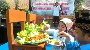 Para guru mencicipi tumpeng karya siswa-siswi SMK Nusantara pada perayaan Hari Kartini, Sabtu 23/4