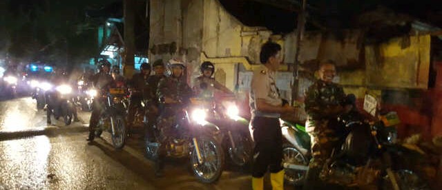 Anggota TNI dan Polsek Jati Asih, Bekasi, lakukan patroli gabungan di perumahan PGP Jati Asih, Rabu malam 27/4 (dok. KM)