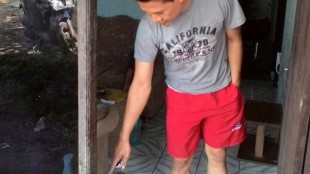 Wahyu Diansyah, korban pencurian di Cigombong, Bogor, menunjukkan dimana pencuri telahmenjebol pintu rumahnya dan kemudian mencuri 2 unit sepeda motor (dok. KM)
