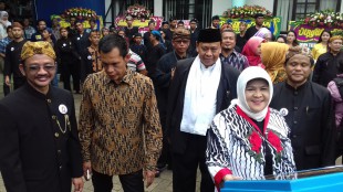 Dirut PDAM Tirta Kahuripan Hadi Mulya Asmat, Ketua DPRD Kabupaten Bogor Ade Ruhandi dan Bupati Bogor Hj Nurhayanti pada peresmian Tugu Congkrang Kujang Papasangan, Bogor 31/3 (dok. KM)