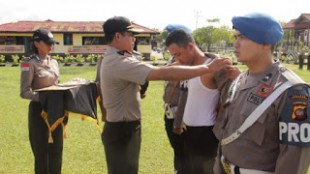 Prosesi pemberhentian oknum polisi yang terjerat kasus narkoba di Putussibau, Kapuas Hulu 29/4 (dok. KM)