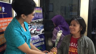 Memperingati Hari Kartini, Polwan Kota Bekasi melayani permohonan SIM dengan berkebaya (dok. KM)
