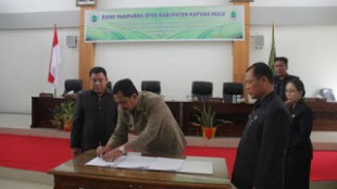 Penandatanganan Perda baru 2016 oleh DPRD dan Bupati Kapuas Hulu, Sabtu 23/4 (dok. KM)