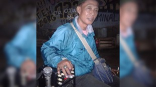 Asrin, seorang seniman tape karoke gendongan dari Bantargebang, Bekasi (dok. KM)
