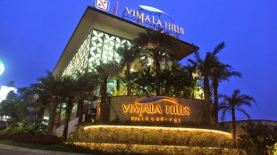 Pintu masuk perumahan mewa Vimala Hills milik Agung Podomoro Land di Gadog, Jl. Raya Puncak (stock)