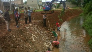 Warga Desa Cicadas bergotong royong melakukan pelebaran saluran air untuk mencegah terjadinya banjir yang kerap melanda pemukiman mereka (dok. KM)