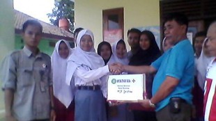 Kades Tegal Lega, Kecamatan Cigudeg, menerima bantuan dari siswa dan PMI (dok. KM)