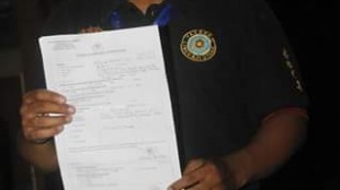 Salah satu korban pemukulan, Zar, memegang laporan kepolisian atas pengeroyokan yang dilakukan terhadapnya (dok. KM)