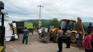 Alat berat dikerahkan untuk mengevakuasi truk tangki yang terguling dalam kecelakaan di Galuga, 30/4 (dok. KM)