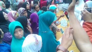 Warga antusias mengambil sembako yang dibagikan oleh Hotel transit Parunk, Parung, Bogor 26/5 (dok. KM)