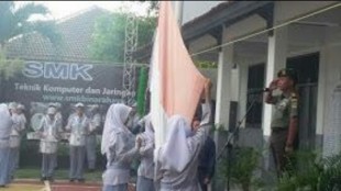 Danramil Sawangan Kapten Ibrahim pimpin upacara bendera di SMK Bina Rahayu, Depok (dok. KM)