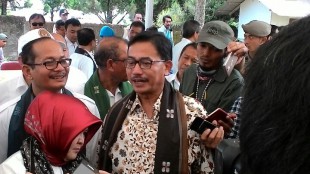 Menteri ATR/BPN Ferry Mursyidan Baldan saat memberikan keterangan pers di acara pembagian sertifikat tanah garapan di Caringin, Bogor 30/5 (dok. KM)